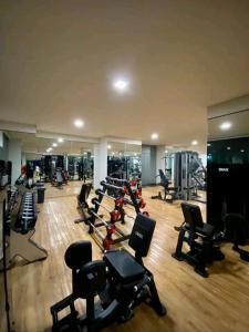 a gym with a bunch of treadms and elliptical machines at Vista Mágica Cdmx 1 in Mexico City