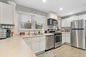 una cocina con armarios blancos y electrodomésticos de acero inoxidable en 258 # 1 Fox Lake, en Fox Lake