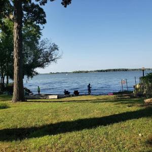 um grupo de pessoas de pé na margem de um lago em 258 # 1 Fox Lake em Fox Lake