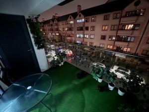 une vue sur une cour avec des plantes en pot et des bâtiments dans l'établissement Rooms near Canary wharf, à Londres