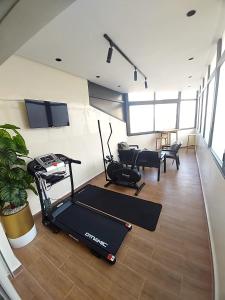 un gimnasio con cinta de correr y equipos de ejercicio en una habitación en modern apartment opposite the Hassan2 mosque, very well equipped and stylish, 85 m² with gym and direct sea view with underground garage. (couple of Arab origin without marriage certificate will be refused), en Casablanca