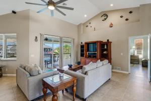 een woonkamer met twee banken en een tafel bij 206 Marco Island in Marco Island