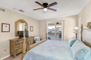 een slaapkamer met een bed en een plafondventilator bij 206 Marco Island in Marco Island +21 foto's