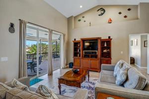 een woonkamer met twee banken en een tv bij 206 Marco Island in Marco Island