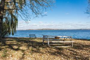 een picknicktafel voor het water bij 258 #4 Fox Lake in Fox Lake