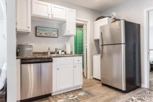 La cuisine est équipée d'un réfrigérateur en acier inoxydable et de placards blancs. dans l'établissement 258 #4 Fox Lake, à Fox Lake
