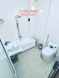łazienka z toaletą i umywalką w obiekcie D'Villa Hotel - Homestay w mieście Kon Tum