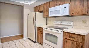 una cucina con elettrodomestici bianchi e armadietti in legno di 6795 Sarasota a Sarasota