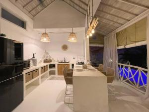 eine Küche mit einem Tisch und Stühlen im Zimmer in der Unterkunft Mediterranean 2Bdr Villa near Pererenan Beach in Canggu