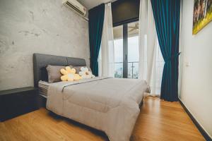 een slaapkamer met een bed met twee knuffels erop bij Danga Bay SeaView 3BR BigBalcony by Our Stay in Johor Bahru