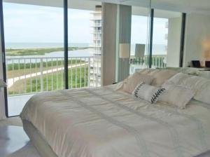 En eller flere senge i et værelse på Beachfront South Seas Remodeled Paradise! + 37 billeder