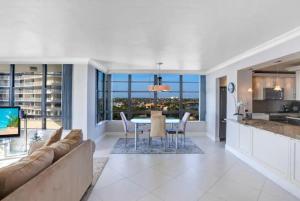 Et tv og/eller underholdning på Beachfront South Seas Remodeled Paradise!