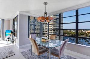 Et opholdsområde på Beachfront South Seas Remodeled Paradise!