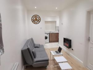 soggiorno con sedia e computer portatile sul tavolo di Three Bedroom Modern Apartment by Luton Airport and Luton Station a Luton