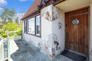 una casa con porta in legno e balcone di 79 New Rochelle a New Rochelle