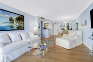 Et opholdsområde på Southseas Beachfront Condo