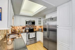 Køkken eller tekøkken på Southseas Beachfront Condo