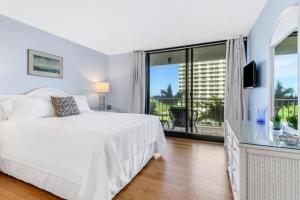 En eller flere senge i et værelse på Southseas Beachfront Condo + 22 billeder