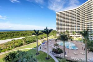 Swimmingpoolen hos eller tæt på Southseas Beachfront Condo