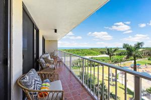 En balkon eller terrasse på Southseas Beachfront Condo