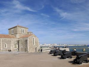 uma igreja com um monte de canhões ao lado da água em Appartement Les Sables-d'Olonne, 3 pièces, 6 personnes - FR-1-92-765 em Les Sables-dʼOlonne