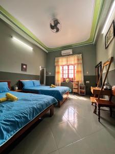 1 dormitorio con 2 camas y ventana en Trại Hoa Vàng Homestay at Tuy Hòa Phú Yên, en Ðông Tác (1)
