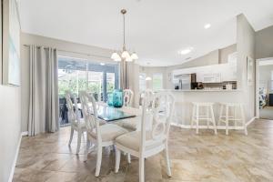 Nhà bếp/bếp nhỏ tại 3BR Pristine House with Pool in Marco l Close to Beaches