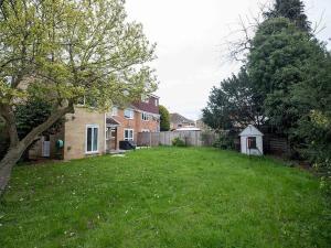 un cortile di una casa con un cortile con prato verde di HAVEN VALLEY a Old Windsor