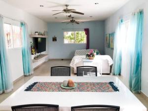 uma sala de estar com uma cama e uma mesa em Hermosa Casa en Chelem A 5 min Caminando de Playa em Chelem