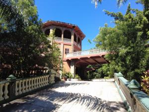 un bâtiment avec un pont et une tour dans l'établissement El Castillo de Piedra, à San Miguel