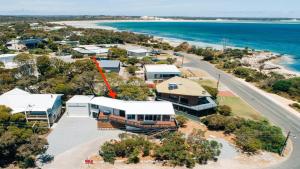 une vue aérienne sur une maison avec une flèche rouge dans l'établissement Dolphinview, à Coffin Bay