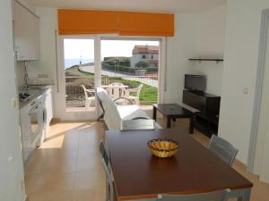 een keuken en eetkamer met een tafel en uitzicht bij Apartamento Llançà, 2 dormitorios, 6 personas - ES-228-33 in Llança