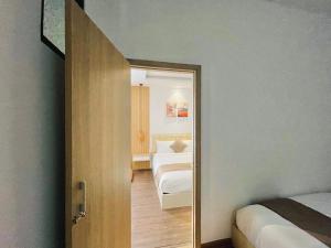 Postel nebo postele na pokoji v ubytování Torino Hotel Dalat