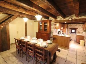 Un restaurante o sitio para comer en Gîte Omps, 5 pièces, 8 personnes - FR-1-742-398