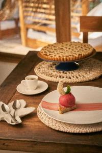 einem Tisch mit einer Platte mit einer Erdbeere darauf in der Unterkunft Mangata Beach in Cartagena de Indias