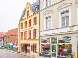 Stralsund - Haus Gohr, Quartier 2 في شترالزوند: صف من المباني على شارع المدينة
