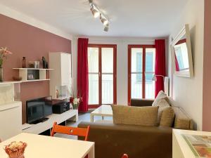 Stralsund - Haus Gohr, Quartier 2 في شترالزوند: غرفة معيشة مع أريكة وطاولة