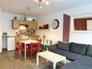 シュトラールズントにあるStralsund - Haus Gohr, Quartier 3のリビングルーム(ソファ、テーブル付)、キッチンが備わります。