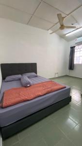 Tempat tidur dalam kamar di Homestay Dyzas