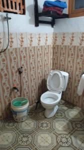 a bathroom with a toilet in a room at Ocean Holiday liukang in Bira