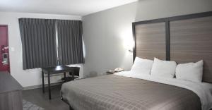 Bridgeview Inn Chicago Area客房内的一张或多张床位