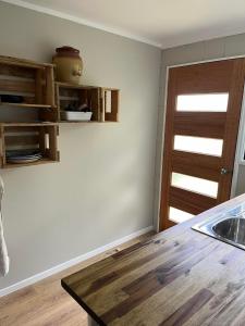 cocina con fregadero y encimera de madera en Huriana Place, en Kaitaia