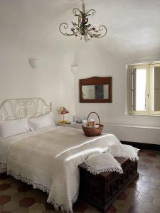 カターニアにあるフェラ オ ルーニの大きなベッドとシャンデリアのある寝室