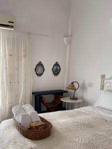 1 dormitorio con 1 cama y una cesta de toallas en Fera O' Luni, en Catania
