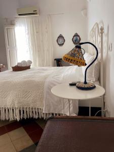 ein Schlafzimmer mit einem Bett und einem Tisch mit Hut darauf in der Unterkunft Fera O' Luni in Catania