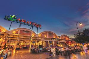 eine Gruppe von Personen, die außerhalb eines Gebäudes stehen in der Unterkunft GO INN Asiatique The Riverfront - Charoen Krung โกอินน์ เอเซียทีค เจริญกรุง in Godown