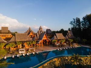 widok z powietrza na ośrodek z basenem w obiekcie Santhiya Phuket Natai Resort & Spa w mieście Natai Beach