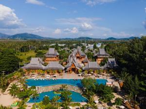 widok z lotu ptaka na ośrodek wczasowy z basenem w obiekcie Santhiya Phuket Natai Resort & Spa w mieście Natai Beach