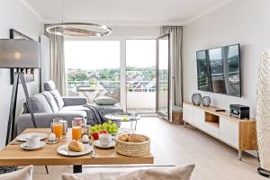 ein Wohnzimmer mit einem Tisch mit Essen drauf in der Unterkunft Haus Norderhoog Wohnung 67 - "Zoe's Nest"  in Westerland