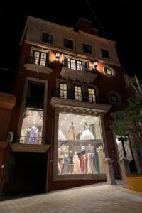 un edificio con una vetrina con vestiti di Casa Mia Suite San Juan de los Lagos a San Juan de los Lagos